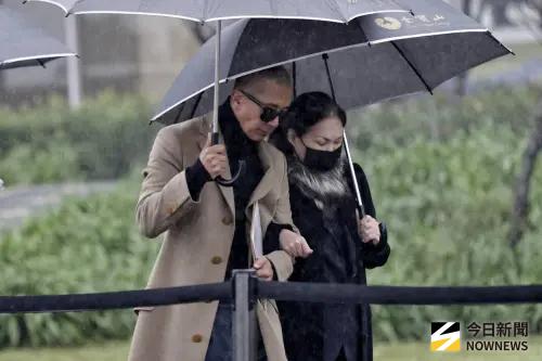 ▲大S紀念雕像今下午正式揭幕，S媽（右）全身黑衣牽著具俊曄（左）抵達現場。（圖／記者吳翊緁攝影）