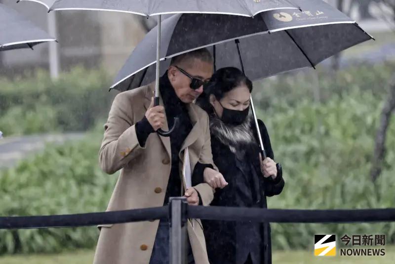 ▲大S紀念雕像今下午正式揭幕，老公具俊曄（左）和S媽（右）稍早前往會場。具俊曄不僅暴瘦、神情也相當哀戚，挽著S媽的手，畫面讓人鼻酸。（圖／記者吳翊緁攝影）