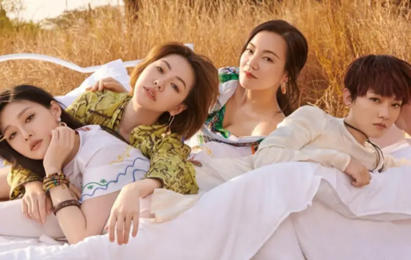 ▲阿雅（右2）說她永遠忘不了小S（左2）1年前在四姐妹群組傳的語音，當時她聲音顫抖語帶哽咽地說「熙媛走了」，那個聲音讓阿雅聽到心碎。（圖／小S IG@elephantdee）