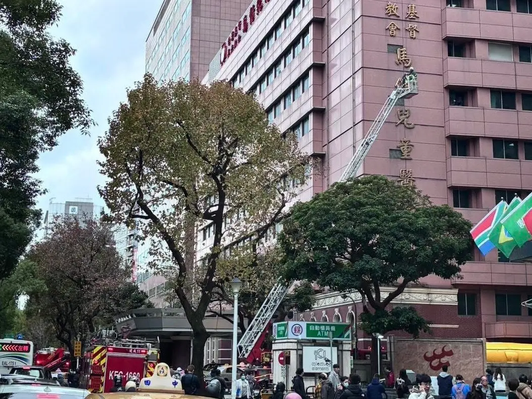 ▲馬偕醫院爆出員工採取激烈行動，經勸導已確保該員安全就醫。（圖／翻攝自爆料公社）