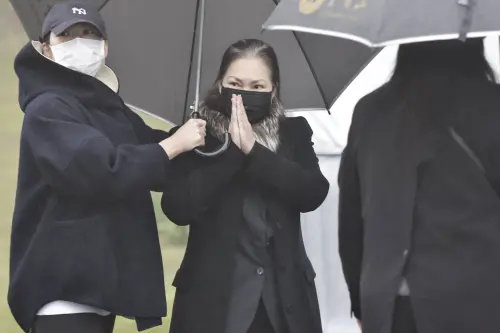 ▲S媽（中）看見現場媒體後揮手、雙手合十，並回應心情：「很好，謝謝關心！」（圖／記者吳翊緁攝影）