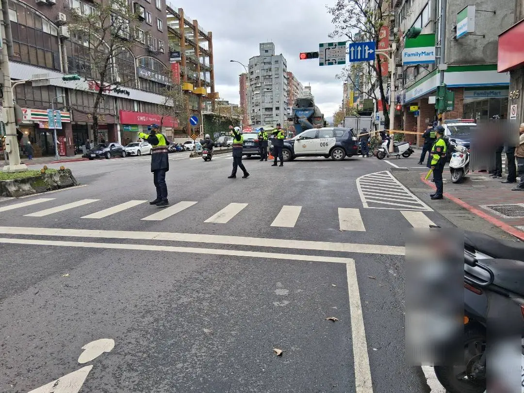 ▲台北市信義區今（2日）上午發生一起死亡車禍，一輛混凝土預拌車輾斃一名騎腳踏車的35歲張姓女子。（圖／翻攝畫面）