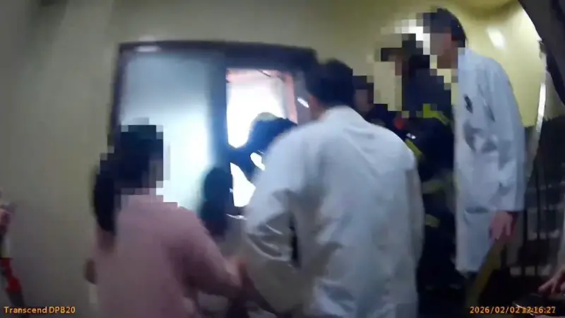 ▲馬偕醫院今（2日）爆出有員工控訴遭到霸凌，於臉書上PO文後被發現躺在6樓女兒牆上。（圖／翻攝畫面）