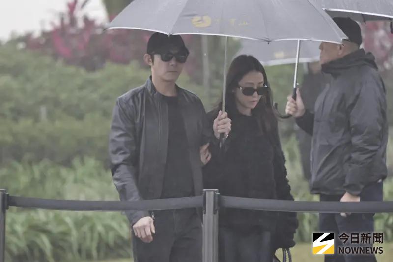 ▲大S雕像今天揭幕，分手情侶王柏傑（左）、謝欣穎連袂現身，兩人共撐雨傘、她則勾著男方的手。（圖／記者吳翊緁攝影）