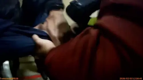 ▲院方上前安撫並勸導該名員工，消防人員則趁男子不注意之際將其拉回安全區域。（圖／翻攝畫面）