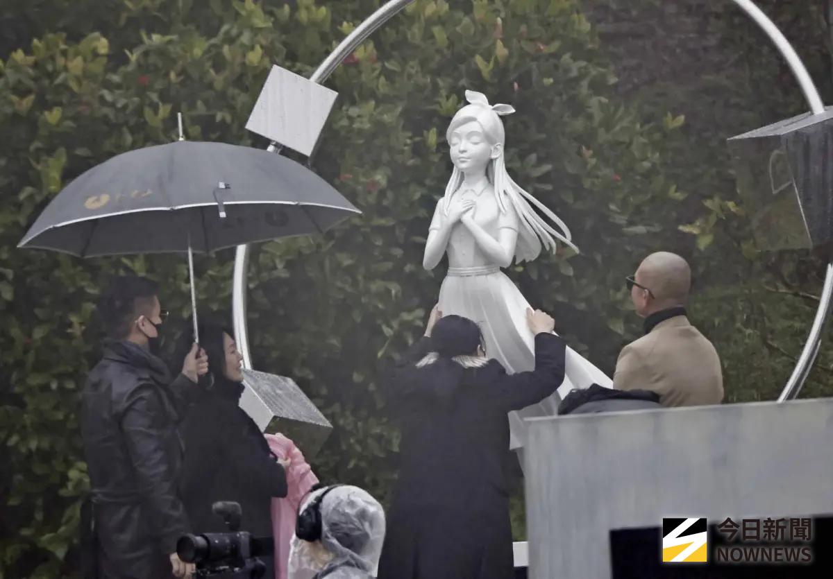 ▲大S紀念雕像將在今（2）日下午進行揭幕儀式，稍早記者直擊由老公具俊曄（右）、S媽（中）、以及妹妹小S（左）一同揭開塑膠布。S媽也在台上致詞時，大喊：「寶貝妳重生了！我愛你。」（圖／記者吳翊緁攝影）