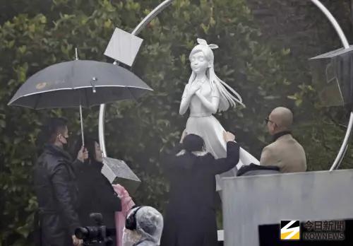 大S雕像大雨中揭幕！S媽淚崩緊擁具俊曄　慟喊：寶貝妳重生了
