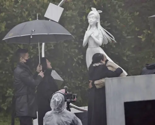 ▲S媽（中）緊擁具俊曄（右），畫面讓人看了鼻酸。（圖／記者吳翊緁攝影）