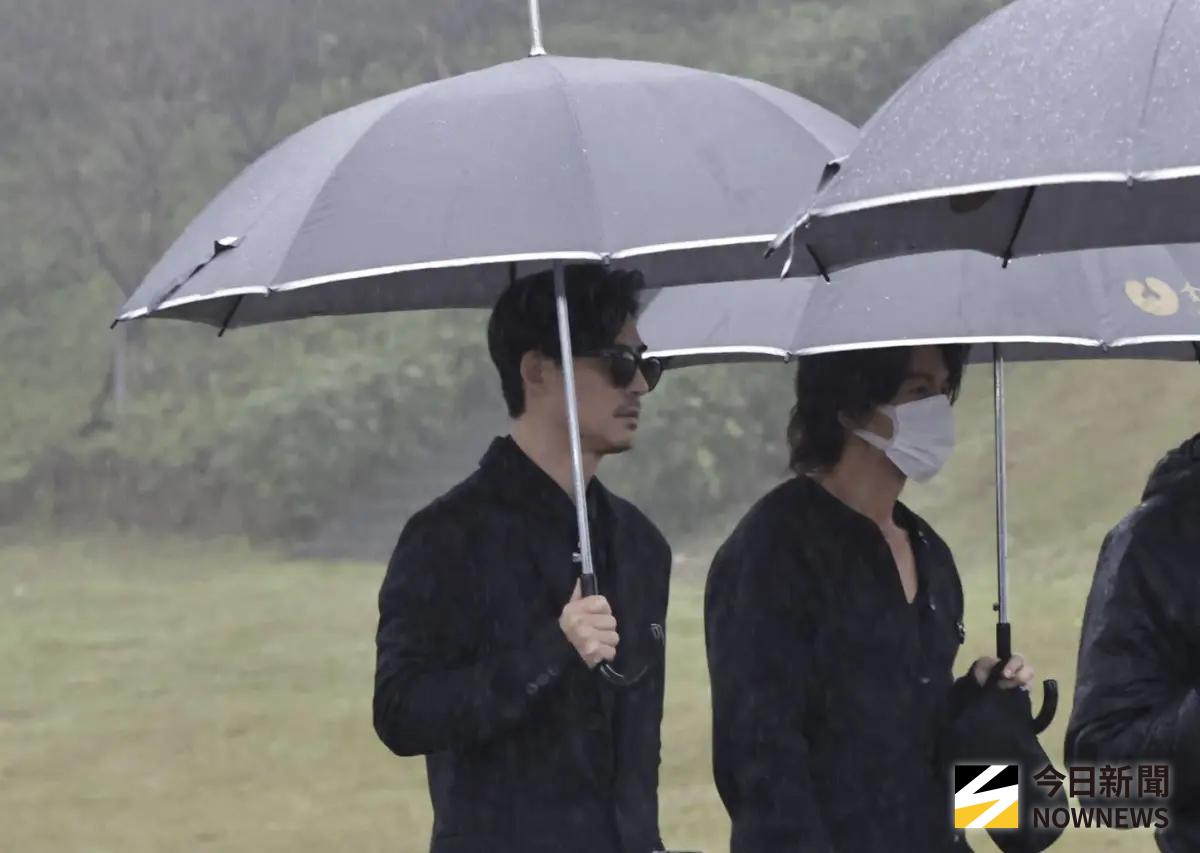 ▲大S紀念雕像今正式揭幕，下午2點舉行儀式，F4成員言承旭（右）、周渝民（左）在大雨中現身。（圖／記者吳翊緁攝影）