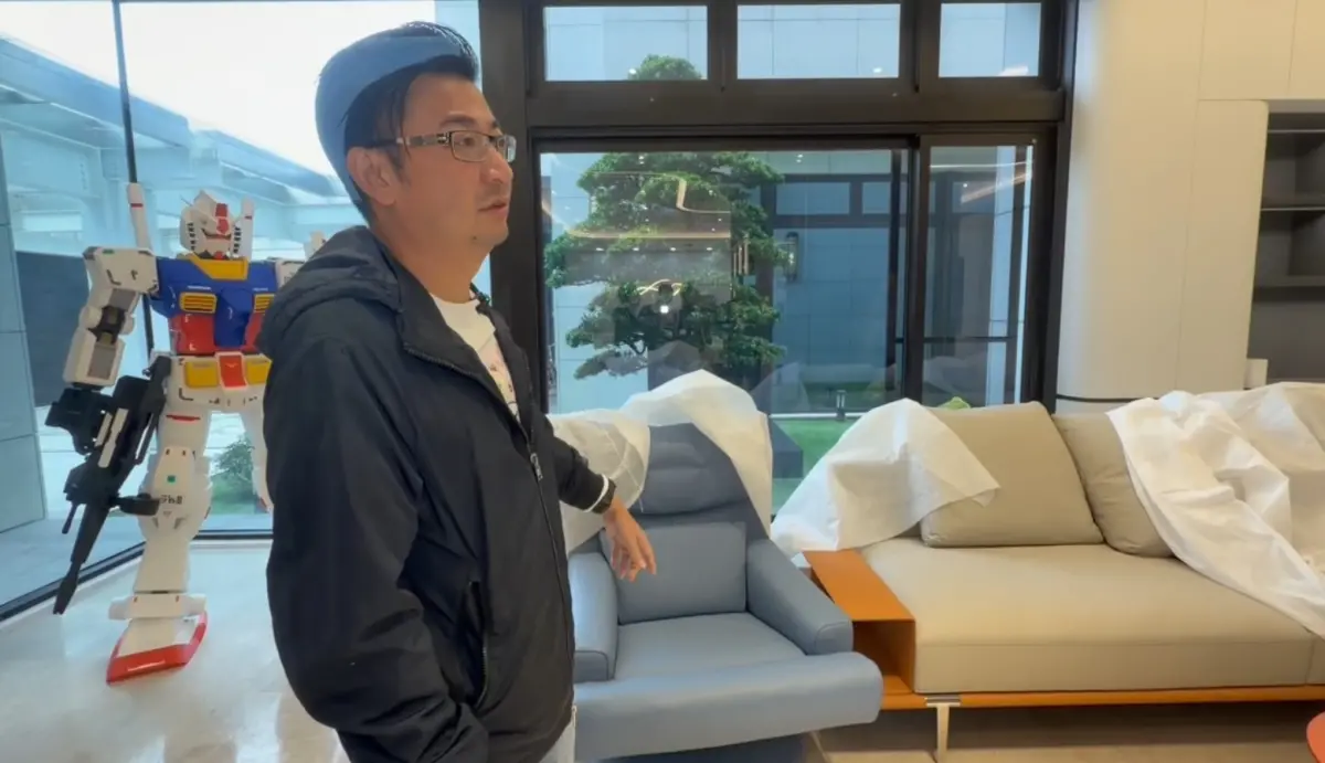 ▲謝典霖指著面前的單人沙發，分享「如何把50萬變7萬5」的技巧。（圖／讀者提供，2026.02.02）