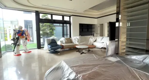 ▲謝典霖豪宅一樓有大面落地窗，入口處的變形金剛非常搶眼。（圖／讀者提供，2026.02.02）