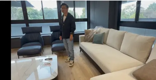 ▲謝典霖說身後的沙發，原廠價格200萬元，他向在地商家訂製只要3、40萬元。（圖／讀者提供，2026.02.02）