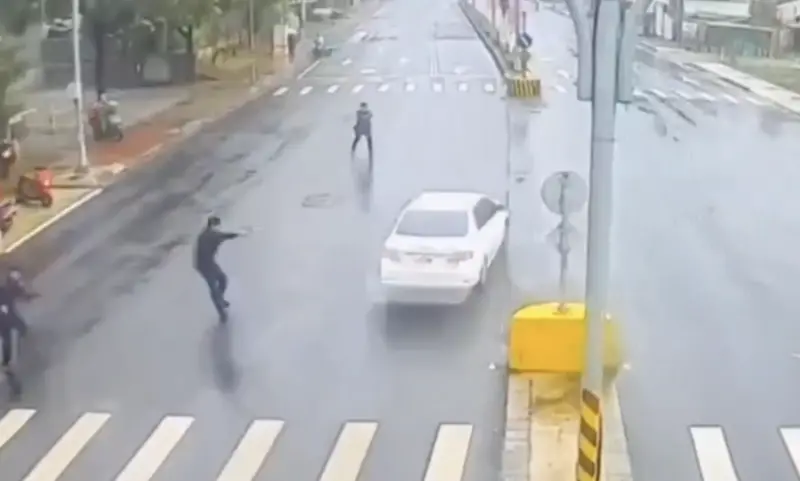 ▲中壢今天上午發生警匪追逐戰。（圖／翻攝畫面）