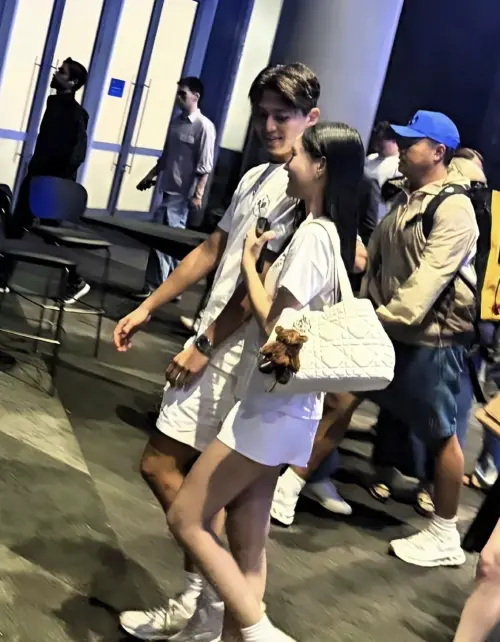 ▲Lily被網友目擊在澳洲約會。（圖／翻攝自微博）