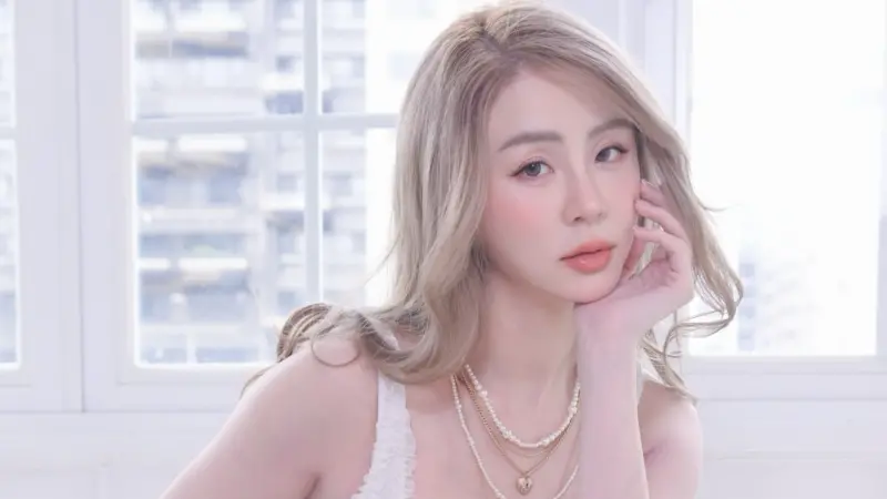 ▲短今放送福利，洋裝上下都開洞，她幽默地說，今天不當諧星。（圖／短今s ᴀ ᴍ ᴍ ɪ ᴇ IG@sammie_923）