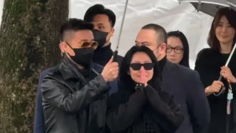 ▲大S紀念雕像今揭幕，揭幕儀式結束後，小S在雨中3度90度鞠躬致謝，哽咽向現場粉絲、媒體們表示：「辛苦你們了，謝謝。」揭幕過程中S媽撫摸雕像哽咽喊：「寶貝妳重生了！」與具俊曄相擁畫面令人鼻酸。（圖／記者王意馨攝）