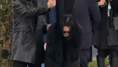 ▲小S在雨中3度90度鞠躬感謝現場粉絲及媒體，讓不少人再度哽咽。（圖／記者王意馨攝）