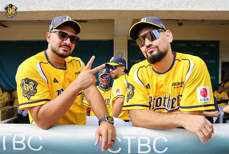 ▲中信兄弟洋投羅戈（左）與勝騎士（右）在春訓開訓首日就報到。（圖／中信兄弟提供）