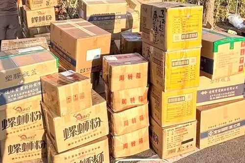 ▲財政部關務署高雄關高雄機場分關，會同法務部調查局福建省調查處人員，在金門縣金城鎮一處民宅，查獲大陸食品。(圖／關務署高雄關提供)