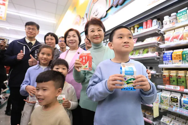 ▲市長盧秀燕今日親赴合作通路門市視察，並與學童一同實際體驗乳品兌領方式和流程，（圖／市府提供）