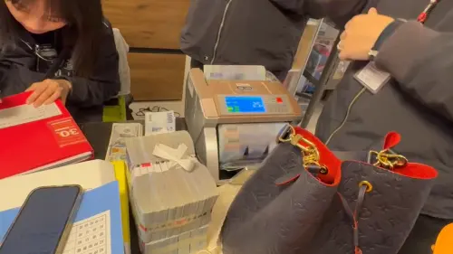 ▲新北市調處前往吸金案林姓主嫌林口豪宅，查扣現金250萬元以及多款精品。（圖／調查局提供）