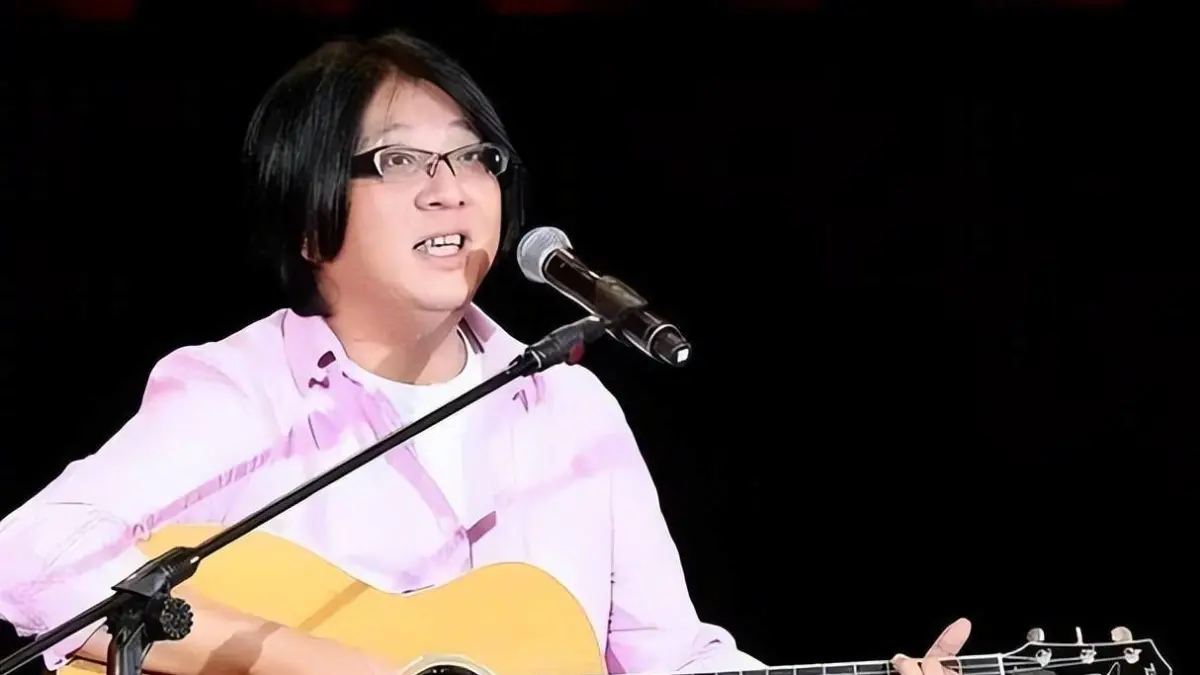 ▲音樂人袁惟仁今（2）日病逝享年57歲，他當年被爆出婚內出軌13年導致離婚，還跟有45.5萬追蹤的「世新校花」陳葳傳出緋聞，晚年腦溢血成植物人，昔日情人相繼離去，最終由家人照料，人生功過引人唏噓。（翻攝自微博）