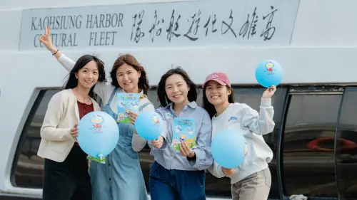 高雄冬日遊樂園新玩法　搭「文化遊艇」海上追超人力霸王
