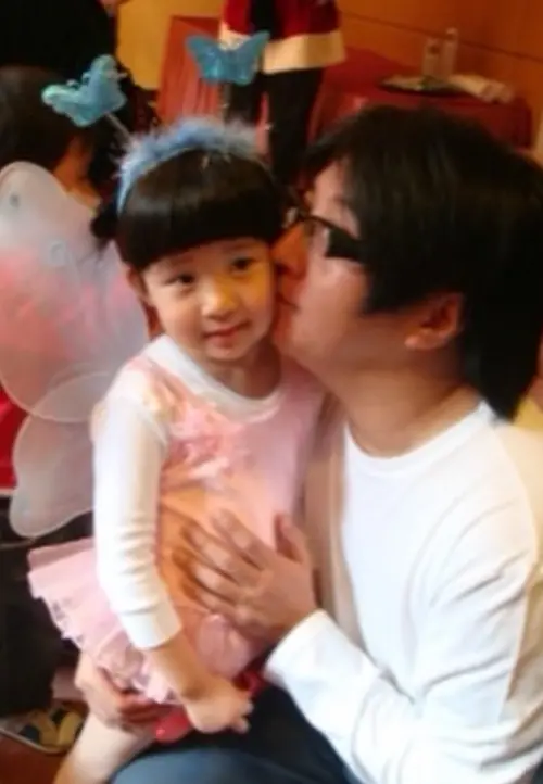 ▲▲知名音樂人袁惟仁（右）過世，其愛女袁融（左）今（2）晚間於社群曬出2人童年合照發聲，「記憶中我從沒看過他發脾氣。對我來說，他是全世界最溫柔的人。」看哭大片粉絲。（圖／翻攝自袁融IG）