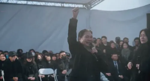 ▲S媽致詞時高舉右手，喊著「寶貝！妳重生了」。（圖／經紀公司提供）