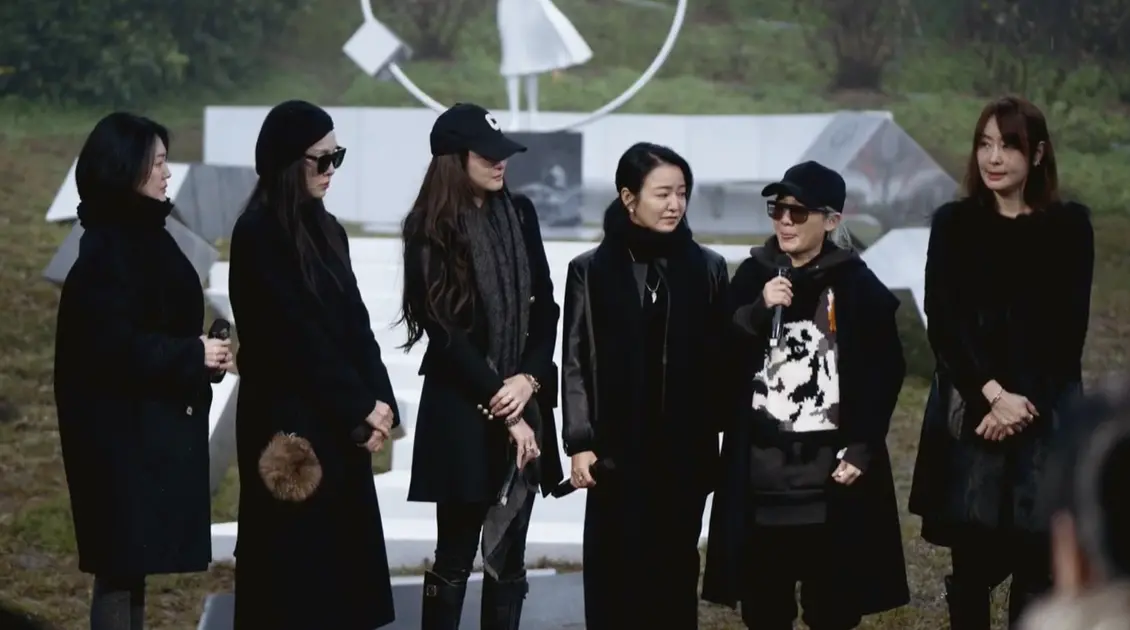 ▲「華岡七仙女」小S（左起）、范瑋琪、吳佩慈、阿雅、范曉萱幾乎全員到場現身大S雕像揭幕儀式，獨缺Makiyo一人，背後原因經紀人全說了。（圖／經紀公司提供）