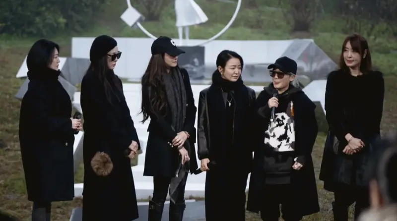 ▲「華岡七仙女」小S（左起）、范瑋琪、吳佩慈、阿雅、范曉萱幾乎全員到場現身大S雕像揭幕儀式，獨缺Makiyo一人，背後原因經紀人全說了。（圖／經紀公司提供）