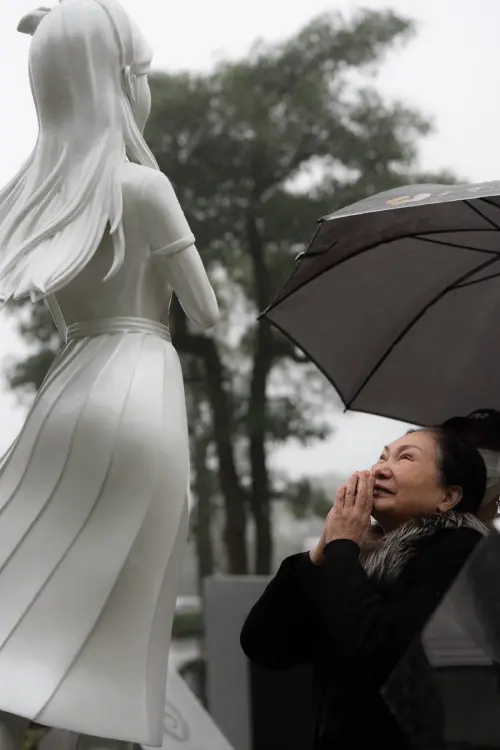 ▲大S紀念雕像揭幕儀式上笑淚交織，S媽（如圖）一句「寶貝！你重生了」讓眾人聽了鼻酸。（圖／經紀公司提供）