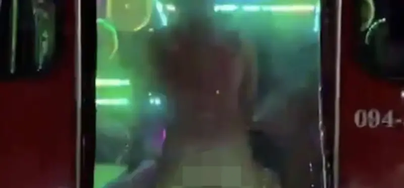 ▲兩名外籍遊客在泰國行駛中的嘟嘟車上做出不雅行為。圖已打馬賽克處理。（圖／翻攝自臉書）