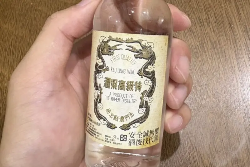 ▲一名Threads網友日前收到「金門高粱復刻禮盒」，發現酒標閱讀順序是從右到左，查資料後發現，台灣1970年代仍處於橫式左右並存階段，教育部竟是到2004年才正式規範公文書寫方向。（圖／翻攝自Threads@fantipast026）