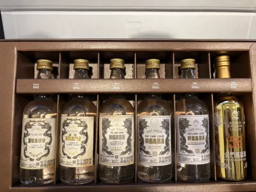 ▲原PO家中收到一盒「金門高粱復刻禮盒」，沒想到親戚家的孩子看到酒標後感到很疑惑，還以為是貼反了。（圖／翻攝自Threads@fantipast026）