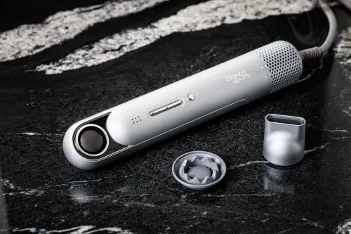 ▲「voco 輕奢選物組」精選彼安特高速負離子吹風機，加贈 voco 帆布購物袋，實用性與質感兼具。（圖／嘉義福容voco酒店提供https://www.fullon-hotels.com.tw/voco/cy/tw/）