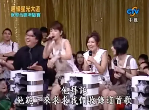 ▲S.H.E當年上《星光大道》時提到，〈聽袁惟仁彈吉他〉這首歌是袁惟仁大力推薦跪求收錄在專輯中。（圖/YT@jinny ting）