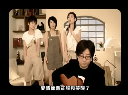 ▲過去女子天團S.H.E曾經出版過的歌曲〈聽袁惟仁彈吉他〉，在小胖老師逝世消息曝光後，又被網友拿出來討論。（圖/YT@華研國際）