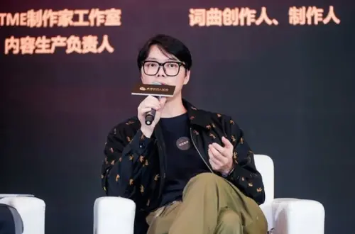 ▲創作〈聽袁惟仁彈吉他〉這首歌的作者是曾經跟小胖老師當過鄰居的「張簡君偉」，袁惟仁日夜彈奏吉他以及哼唱，成為張簡君偉踏入創作音樂圈最大主因。（圖/IG@張簡君偉）