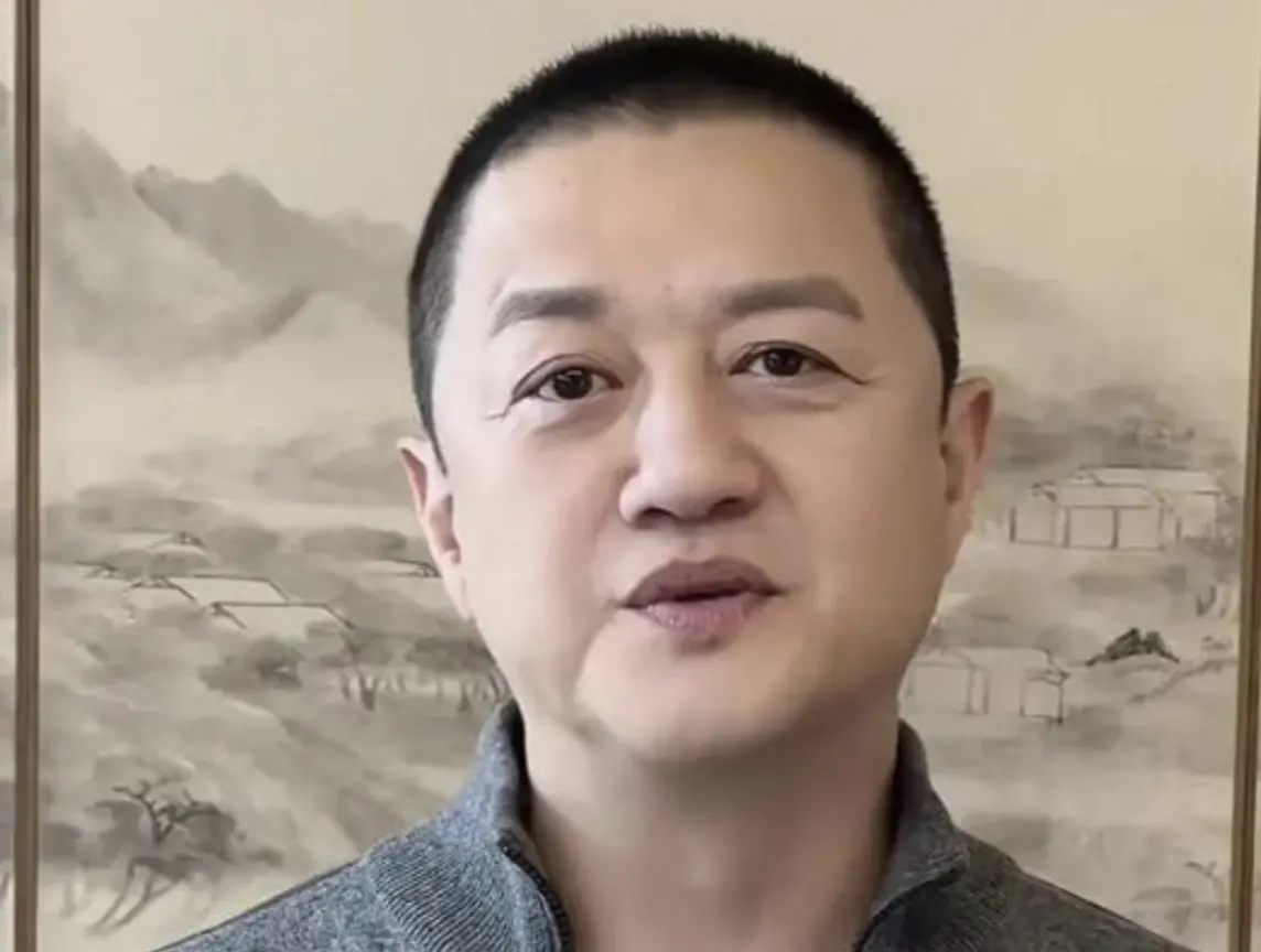 ▲李亞鵬（如圖）欠債上億驚人翻轉！他在直播時的親民、平實行為抓住觀眾，加上前妻王菲、前繼女竇靖童等低調救援，讓他的形象大洗白，單場直播銷售破2億，開出業績大紅盤。（圖／摘自微博）