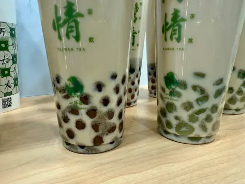 ▲一沐日椒麻奶茶「全麻」麻度，混合紅花椒、青花椒的香料粉末不手軟。（圖／記者蕭涵云攝）