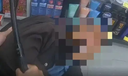 ▲台中49歲趙男失控砸毀藥妝店遭壓制。（圖／翻攝畫面）