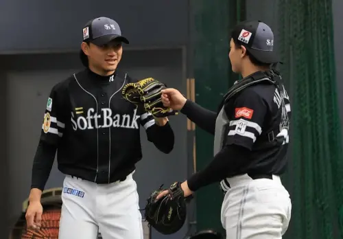 ▲福岡軟銀鷹徐若熙（左）昨日首度牛棚，搭配捕手是谷川原健太（右）。（圖／取自福岡軟銀鷹官方IG）