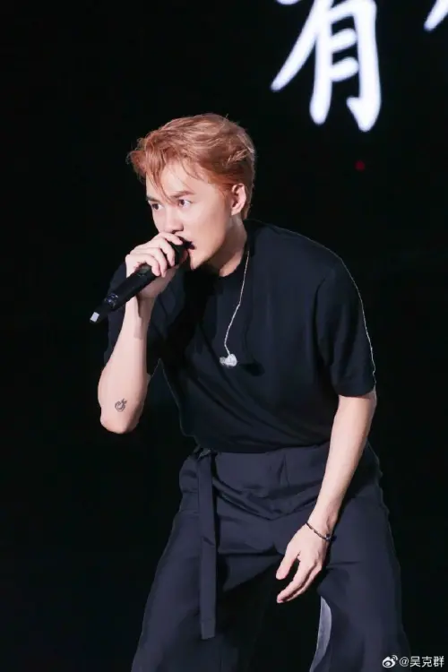 ▲吳克群（如圖）在于文文昏倒後馬上上台救場，被不少歌迷、觀眾大讚。（圖／翻攝自吳克群微博）