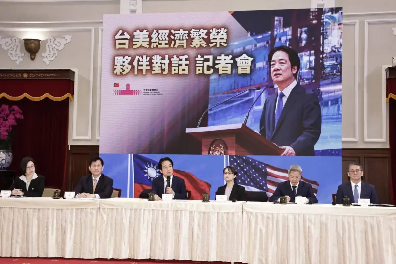 ▲總統府舉行「台美經濟繁榮夥伴對話」記者會,包含賴清德、副總統蕭美琴、總統府秘書長潘孟安、吳釗燮、林佳龍、經濟部長龔明鑫、經濟部國際貿易署長劉威廉及外交部北美司長王良玉等人出席。(圖/記者吳翊緁攝,2026.02.03)