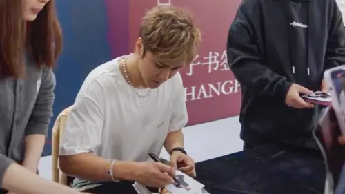 ▲羅志祥在上海簽書會上連簽7小時。（圖／翻攝自羅志祥微博）