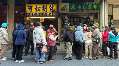 直擊／尾牙搶刈包！台南阿松割包「一早等半小時」　30人包圍門口
