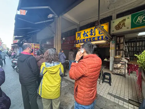 ▲尾牙直擊台南阿松割包，一早等半小時才買到。（圖／記者徐銘穗攝）