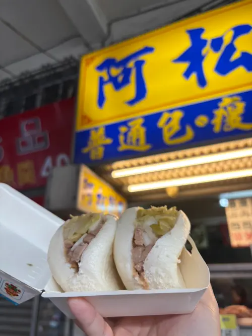 ▲阿松割包除了可選瘦肉包，還有少見豬舌包，一份2顆。（圖／記者徐銘穗攝）