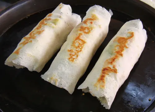 ▲金得春捲包好後會在煎鍋煎一下，表面有烙痕是特色。（圖／翻攝自金得春捲FB）